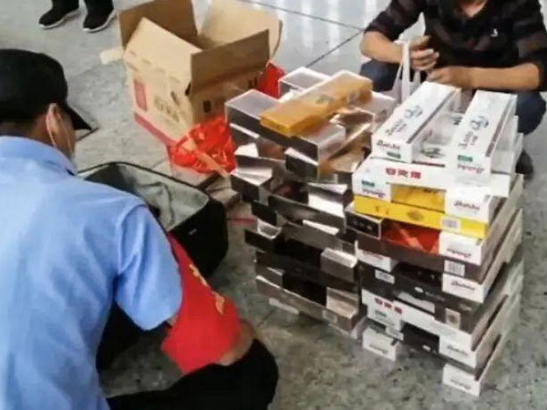 香烟过x光安检机安检