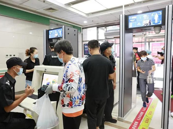 香烟等物品通过x光安检机检测